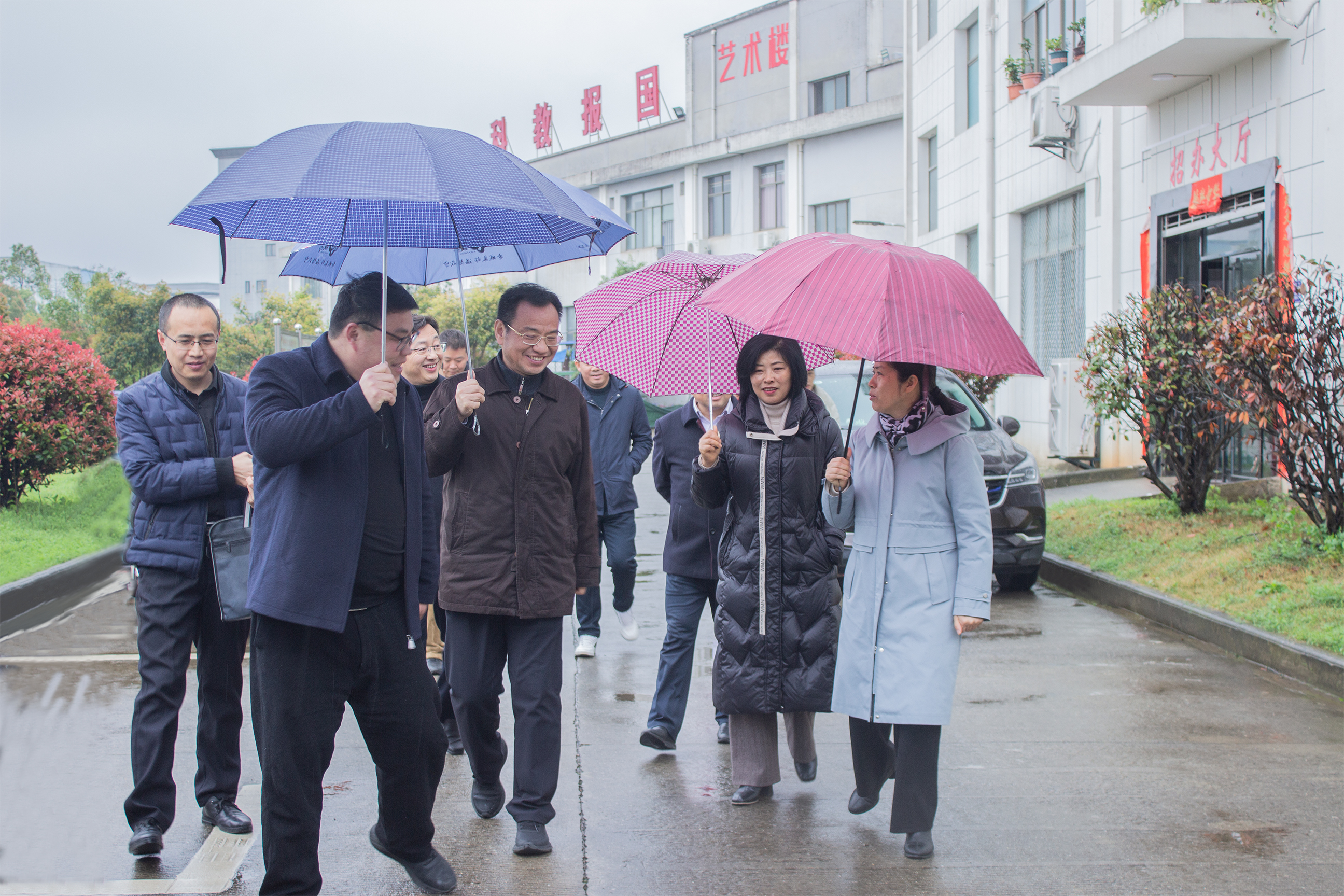 组织送关怀，春风暖人心 | 咸安区区委常委、组织部部长马桂莲一行来我校调研(图1)