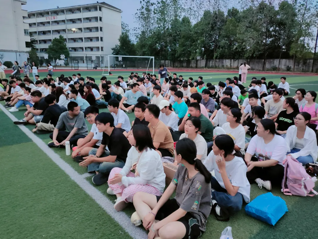 秋风送爽，丹桂飘香——咸宁振宁技工学校全体师生欢聚一堂，参加庆祝教师节暨迎中秋感恩的心主题活动。(图2)