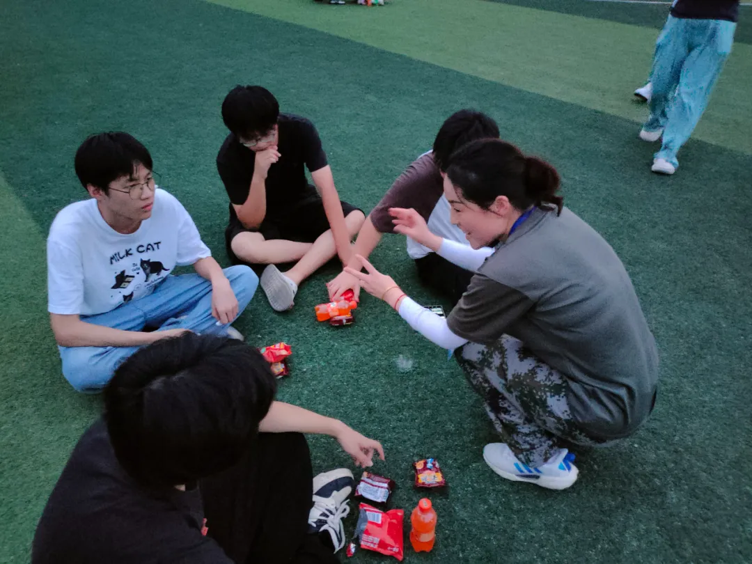 秋风送爽，丹桂飘香——咸宁振宁技工学校全体师生欢聚一堂，参加庆祝教师节暨迎中秋感恩的心主题活动。(图3)