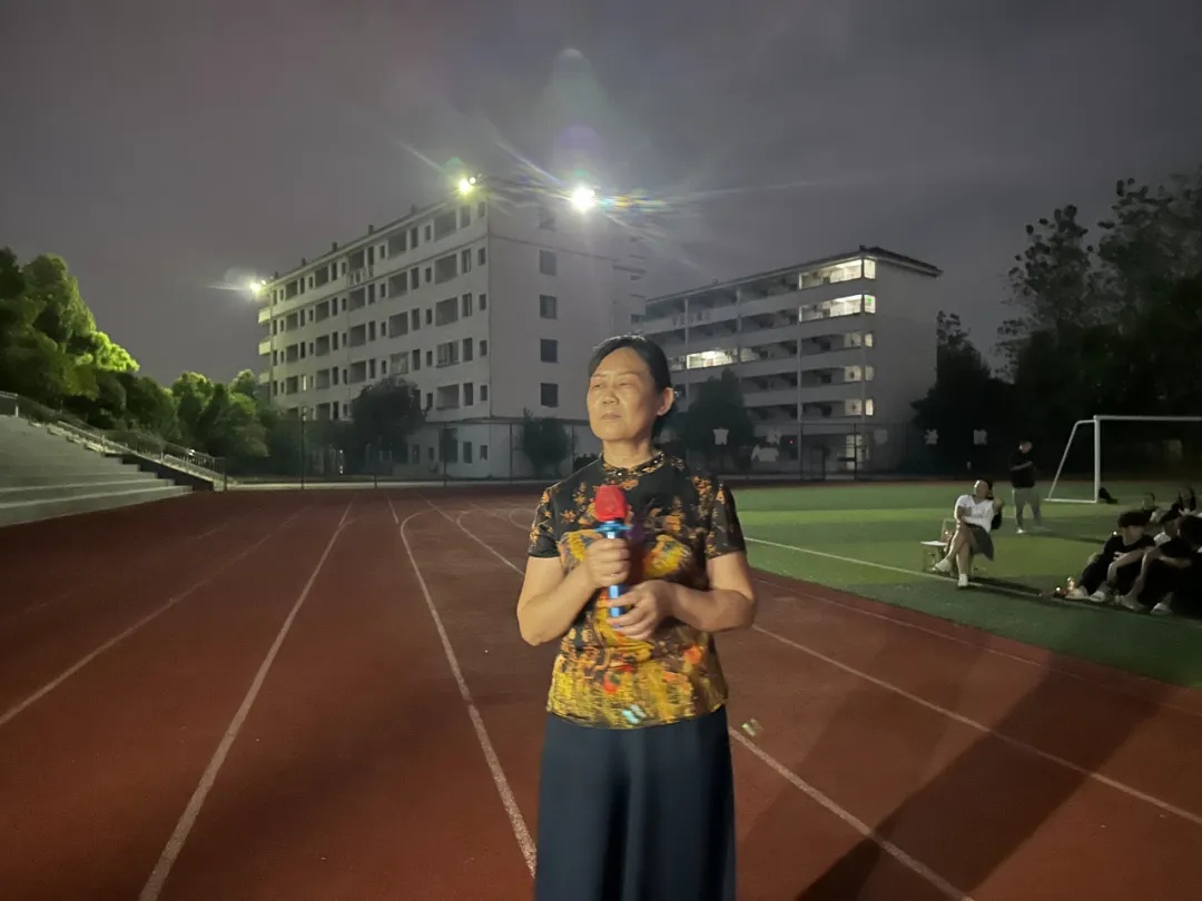 秋风送爽，丹桂飘香——咸宁振宁技工学校全体师生欢聚一堂，参加庆祝教师节暨迎中秋感恩的心主题活动。(图4)