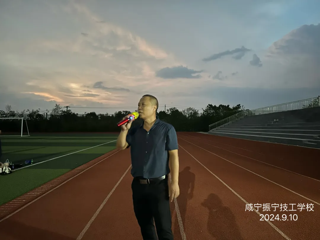 秋风送爽，丹桂飘香——咸宁振宁技工学校全体师生欢聚一堂，参加庆祝教师节暨迎中秋感恩的心主题活动。(图10)