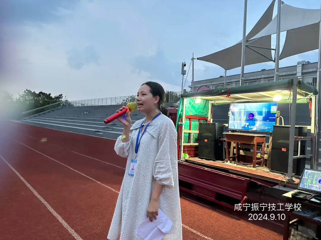 秋风送爽，丹桂飘香——咸宁振宁技工学校全体师生欢聚一堂，参加庆祝教师节暨迎中秋感恩的心主题活动。(图13)