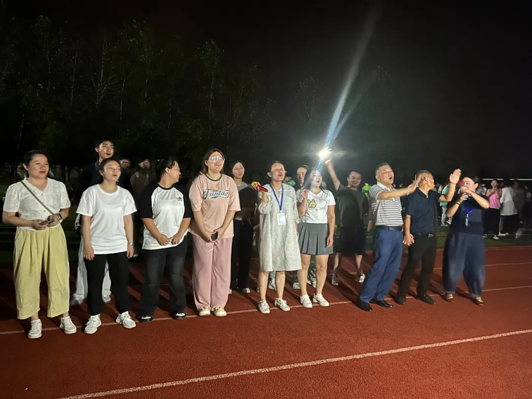 秋风送爽，丹桂飘香——咸宁振宁技工学校全体师生欢聚一堂，参加庆祝教师节暨迎中秋感恩的心主题活动。(图23)