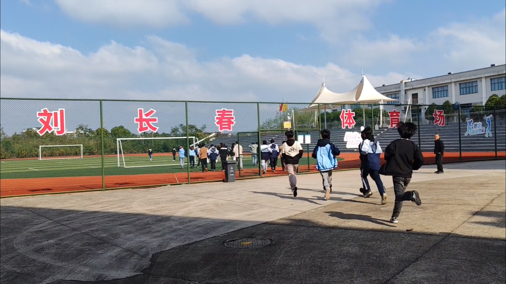 以练为战，筑牢校园安全防线！咸宁振宁技工学校2025年消防应急演练纪实(图1)