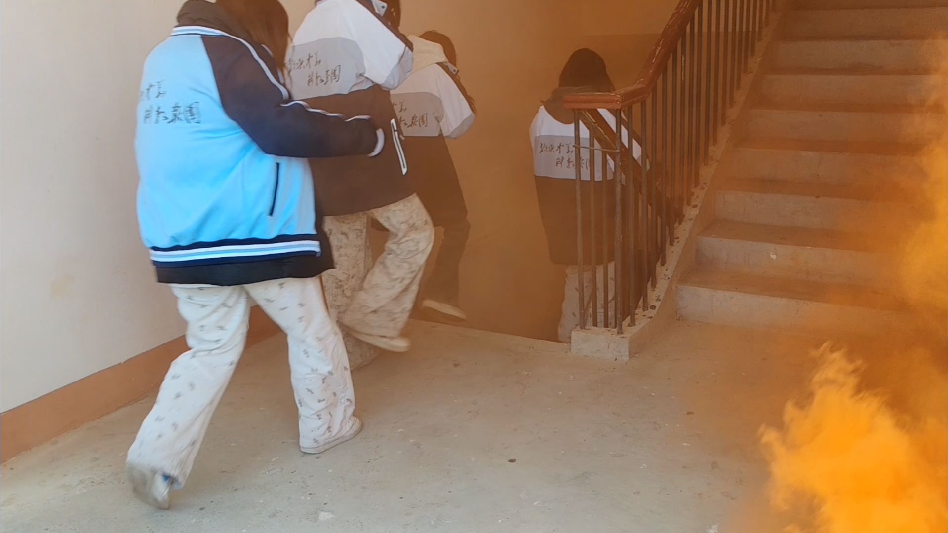 以练为战，筑牢校园安全防线！咸宁振宁技工学校2025年消防应急演练纪实(图2)