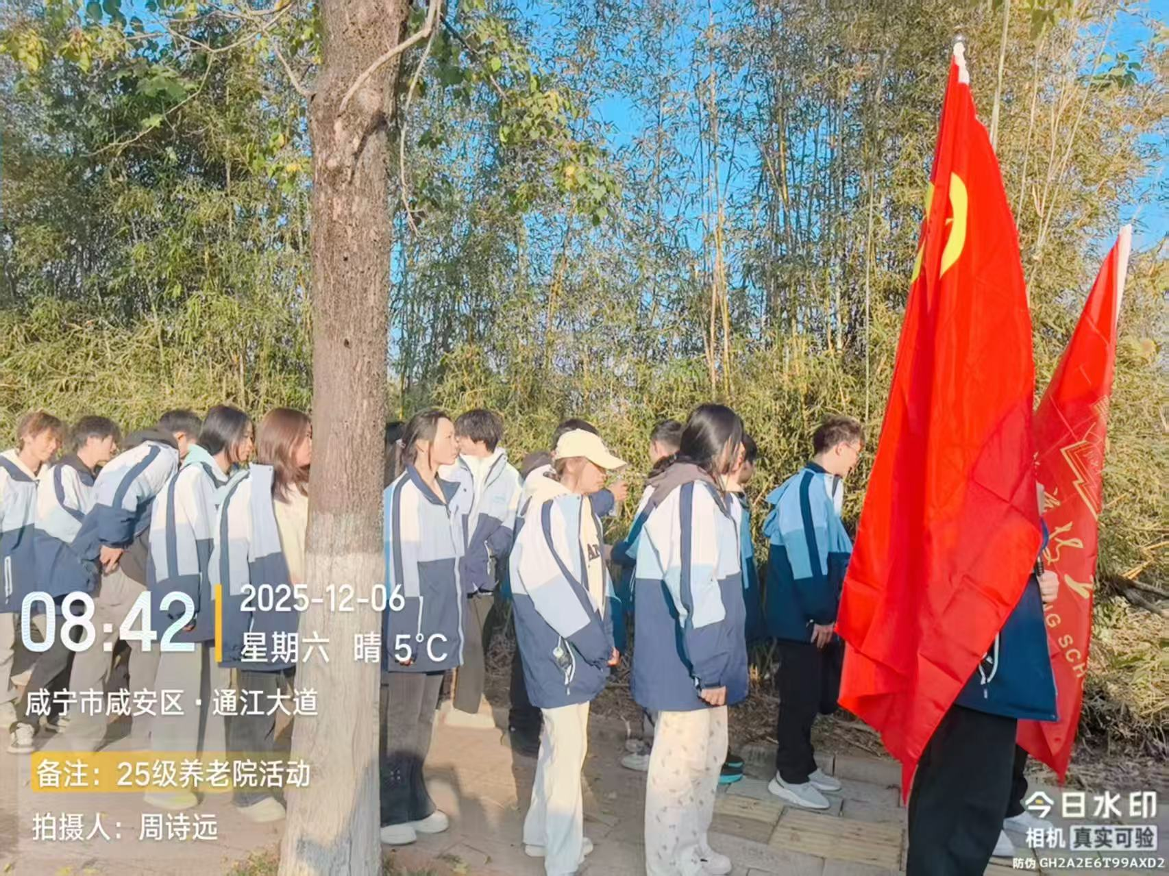 青春暖夕阳 誓言映初心——咸宁振宁技工学校25级新团员敬老践诺显担当(图2)