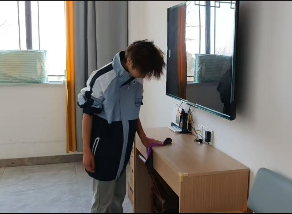 青春暖夕阳 誓言映初心——咸宁振宁技工学校25级新团员敬老践诺显担当(图5)