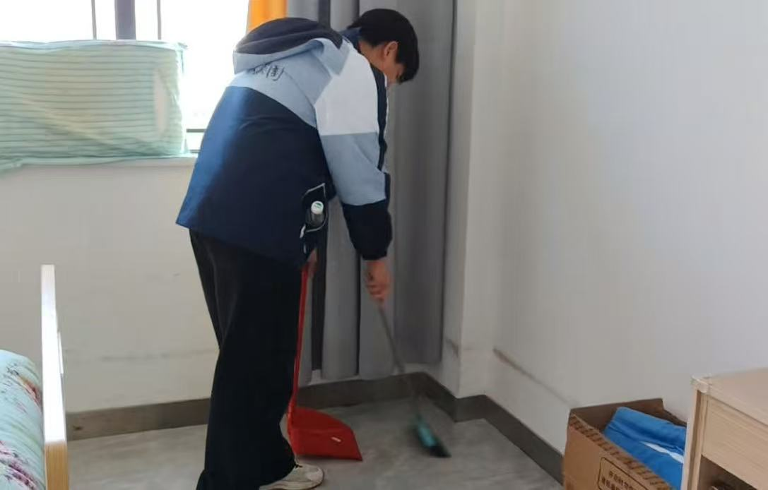 青春暖夕阳 誓言映初心——咸宁振宁技工学校25级新团员敬老践诺显担当(图8)