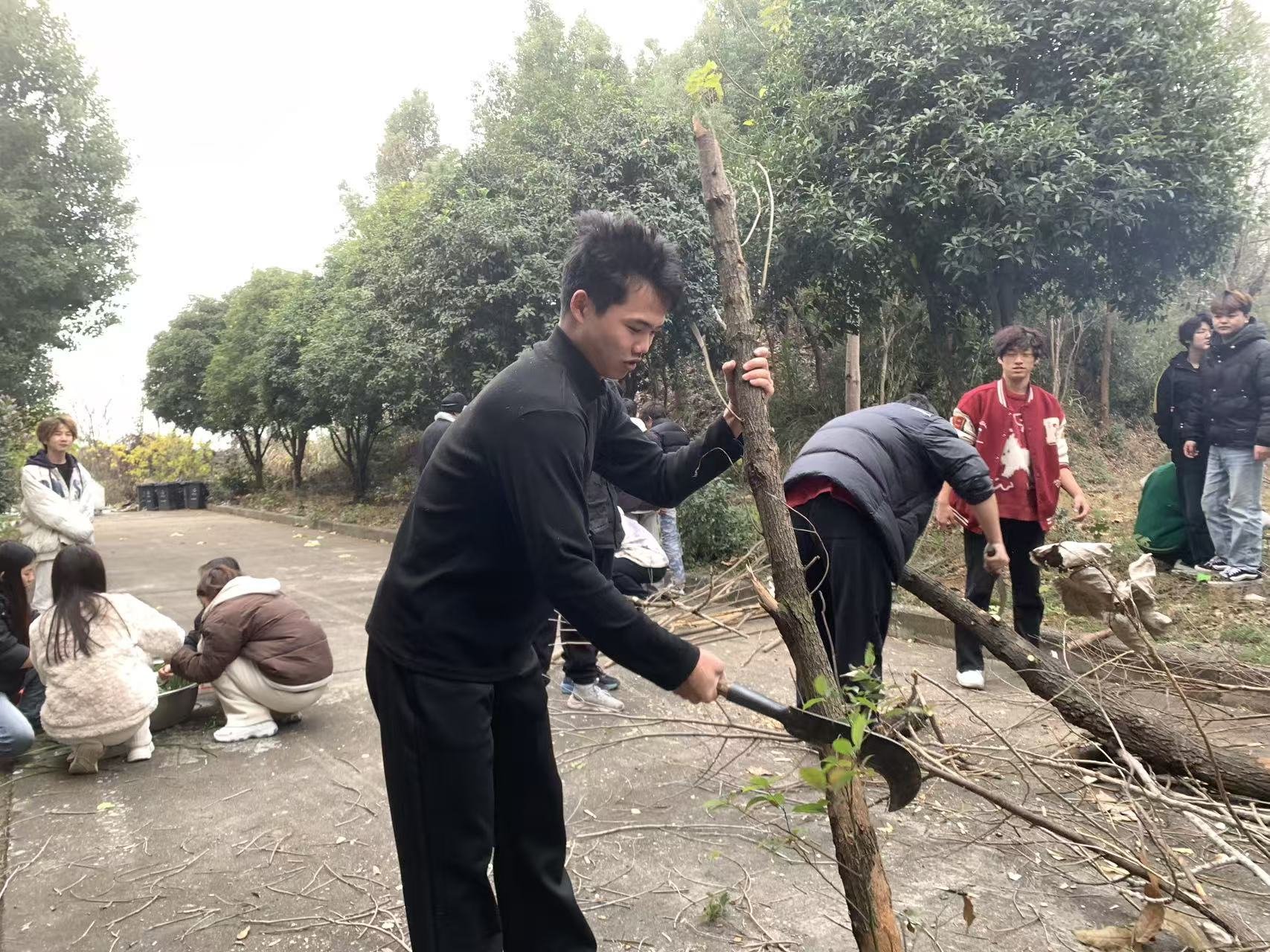 饺香暖寒冬 劳动育初心——咸宁振宁技工学校冬至师生包饺子活动圆满举行(图1)
