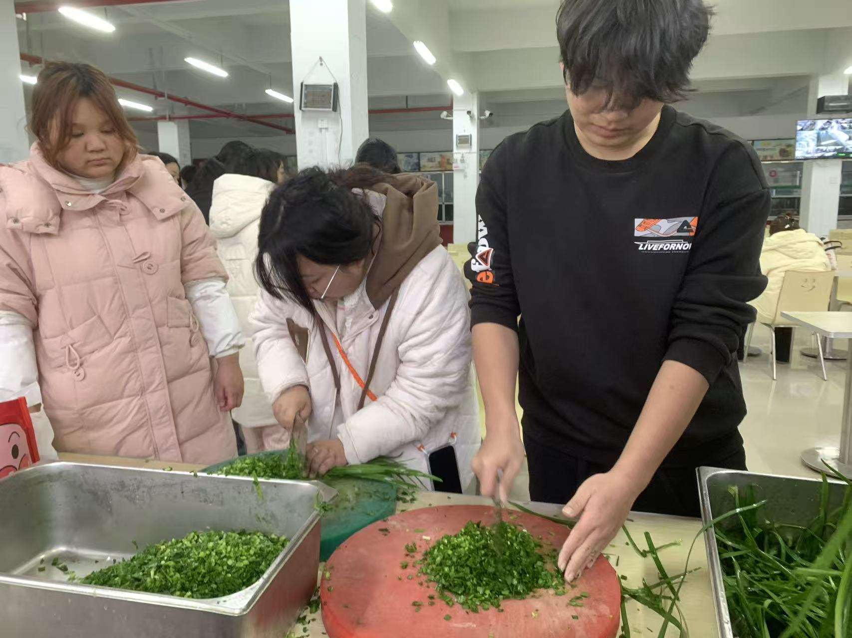 饺香暖寒冬 劳动育初心——咸宁振宁技工学校冬至师生包饺子活动圆满举行(图10)