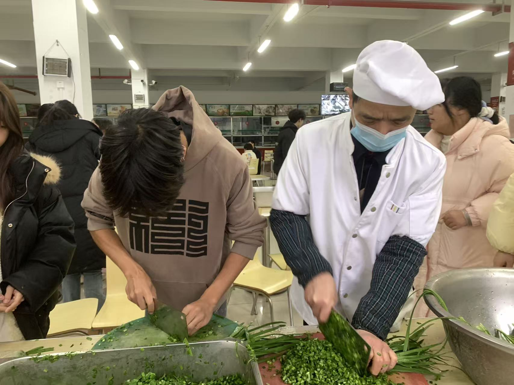 饺香暖寒冬 劳动育初心——咸宁振宁技工学校冬至师生包饺子活动圆满举行(图11)