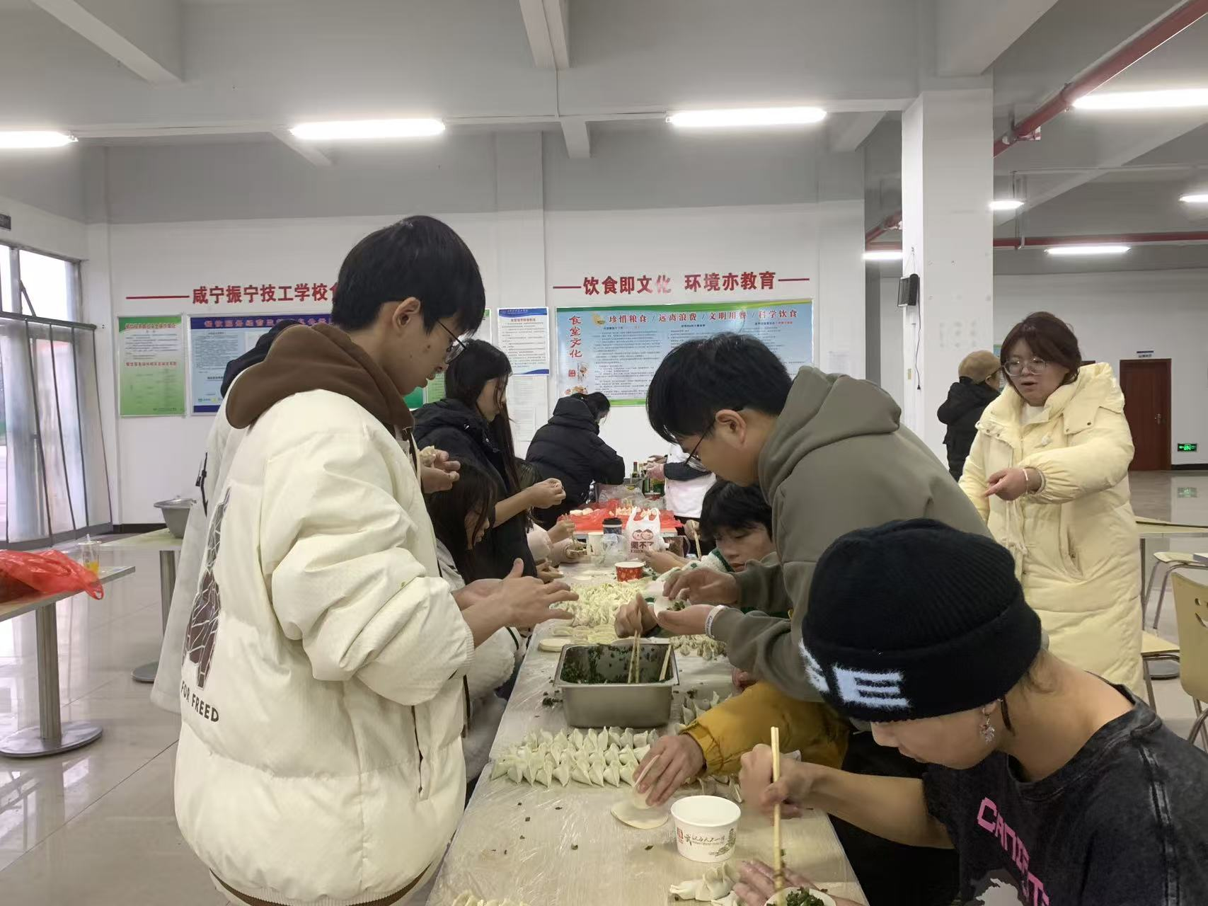 饺香暖寒冬 劳动育初心——咸宁振宁技工学校冬至师生包饺子活动圆满举行(图17)