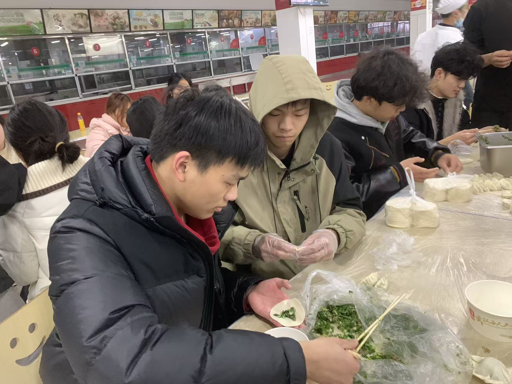 饺香暖寒冬 劳动育初心——咸宁振宁技工学校冬至师生包饺子活动圆满举行(图18)