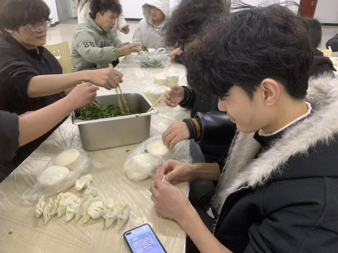 饺香暖寒冬 劳动育初心——咸宁振宁技工学校冬至师生包饺子活动圆满举行(图12)