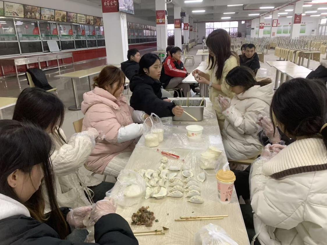 饺香暖寒冬 劳动育初心——咸宁振宁技工学校冬至师生包饺子活动圆满举行(图14)