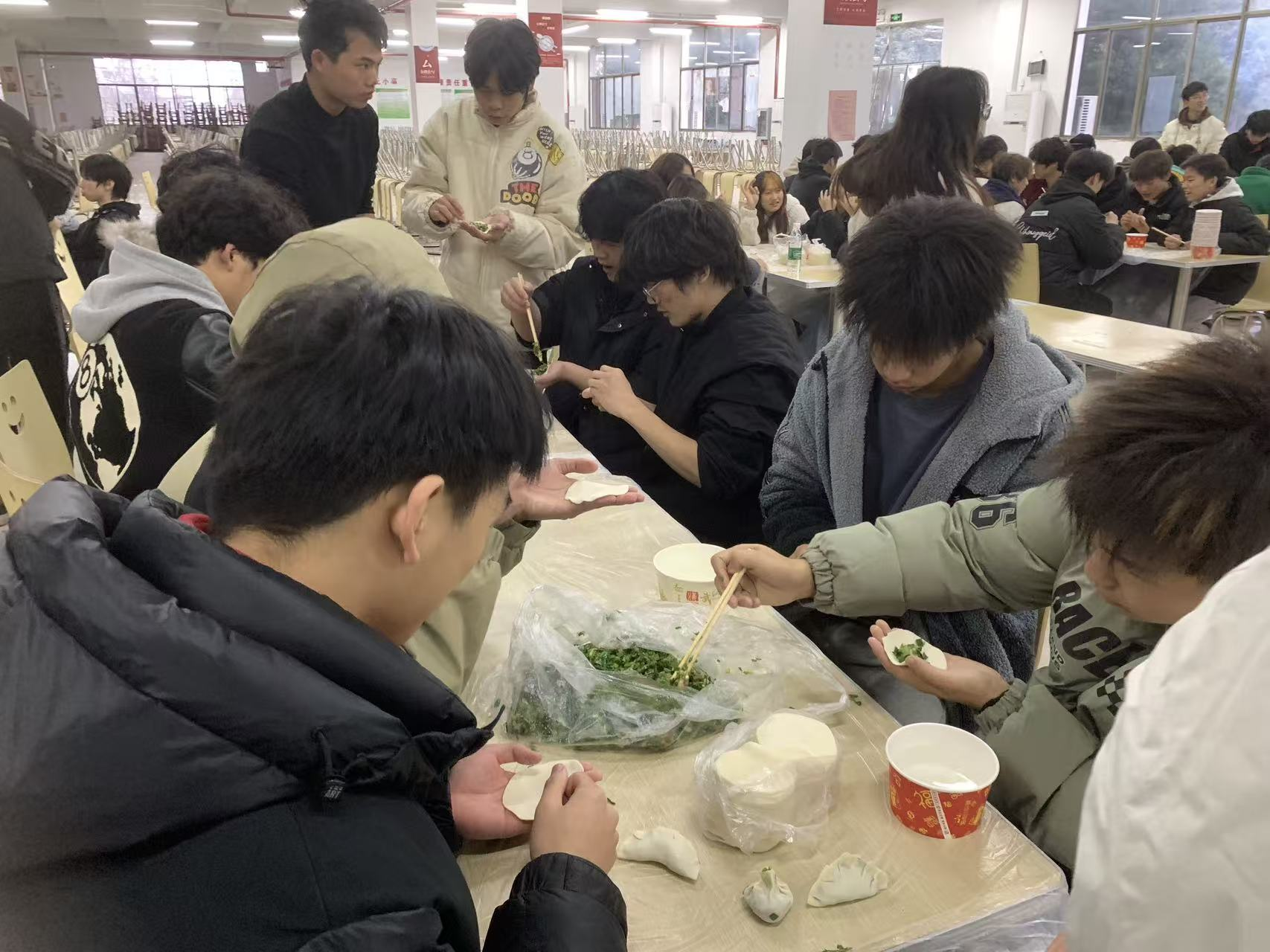 饺香暖寒冬 劳动育初心——咸宁振宁技工学校冬至师生包饺子活动圆满举行(图15)