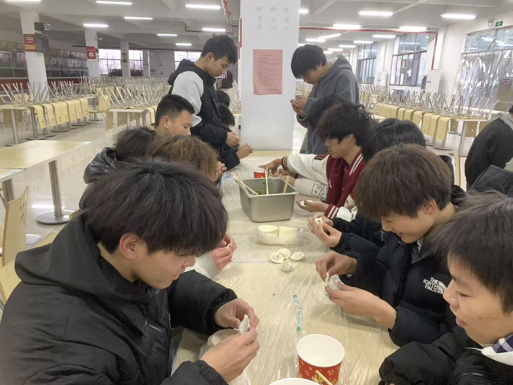 饺香暖寒冬 劳动育初心——咸宁振宁技工学校冬至师生包饺子活动圆满举行(图19)