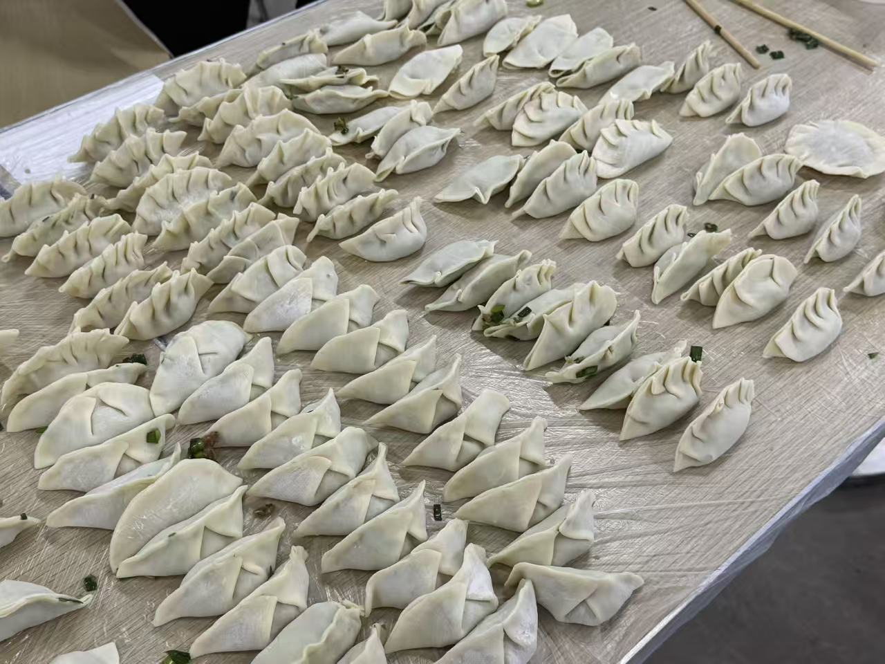 饺香暖寒冬 劳动育初心——咸宁振宁技工学校冬至师生包饺子活动圆满举行(图20)